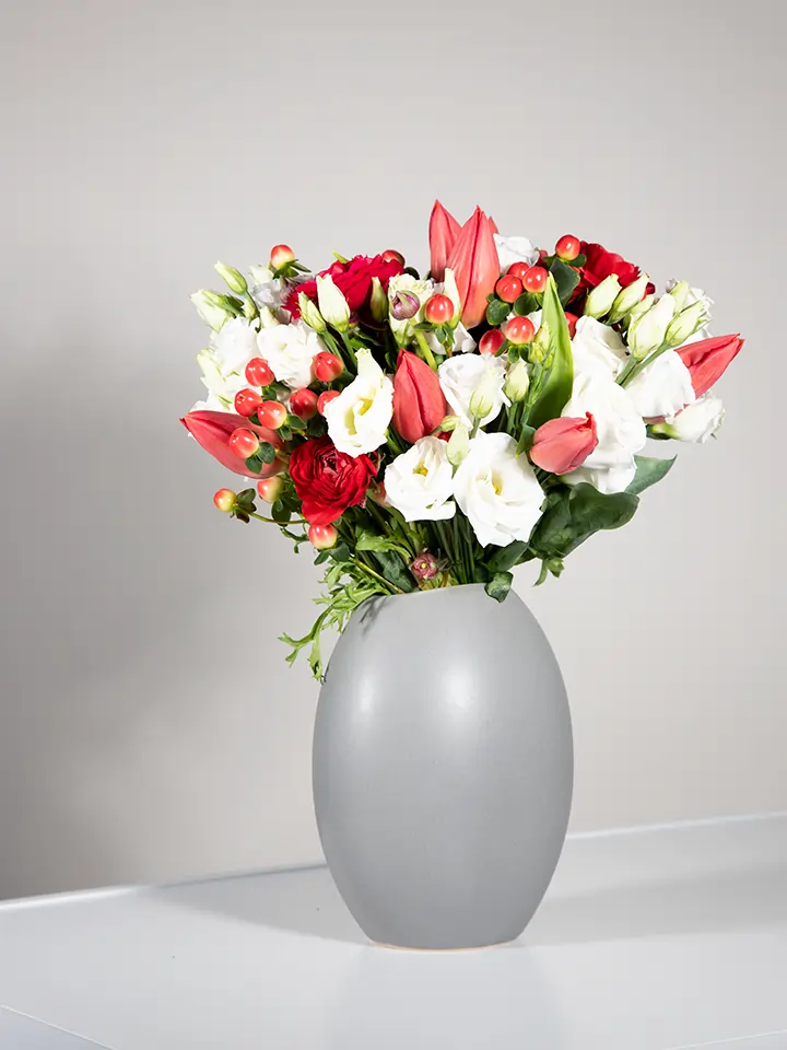Bouquet fiori bianchi e rossi in vaso
